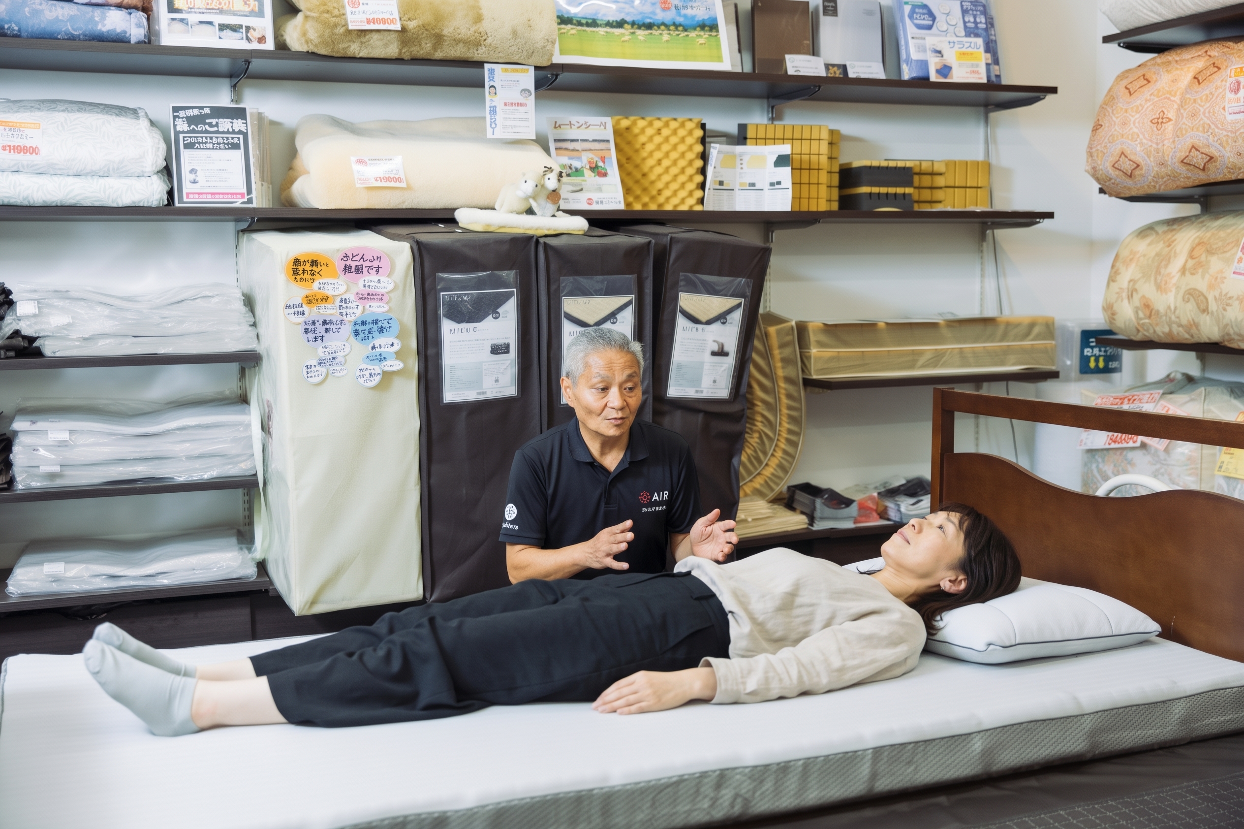 完成した枕の寝心地を試す様子